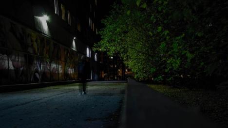 «Крик девочки лет 14-15»: эксгибиционист терроризирует новосибирцев на Обь ГЭС