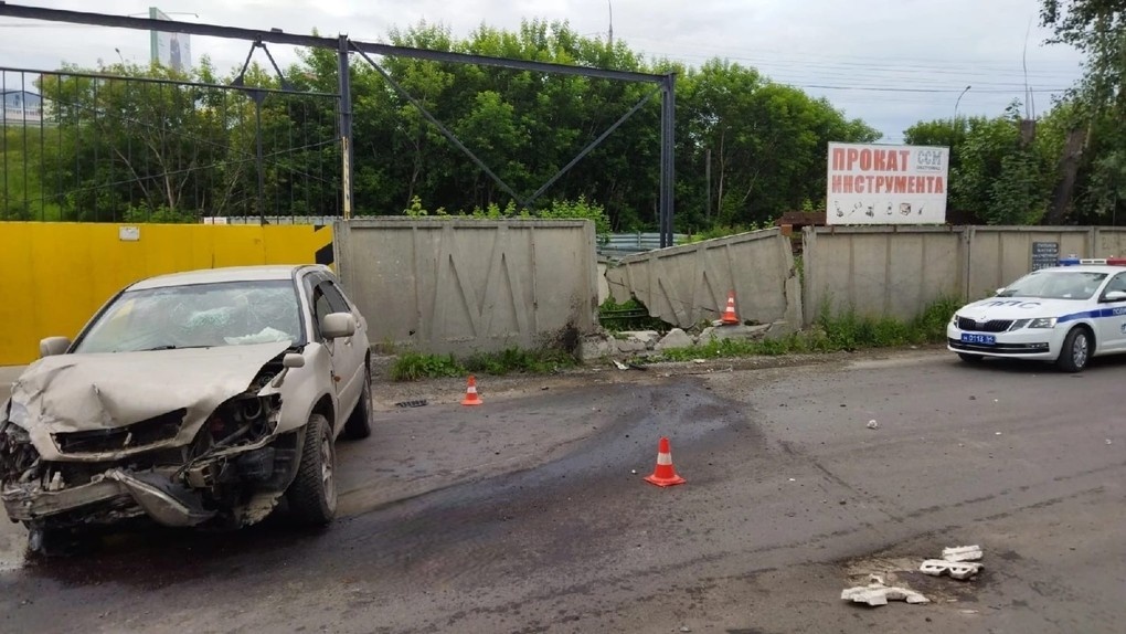 Кроссовер врезался в бетонный забор в Новосибирске. Видео