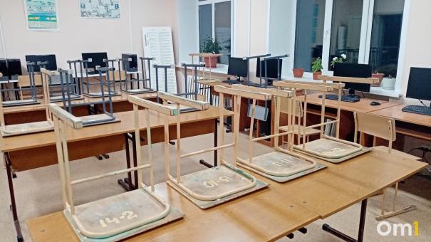 В омском Депобре рассказали, при какой температуре отменяются уроки в школе