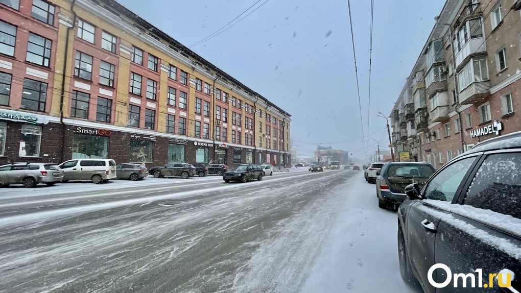 Омским водителям рекомендуют воздержаться от дальних поездок из-за снегопада