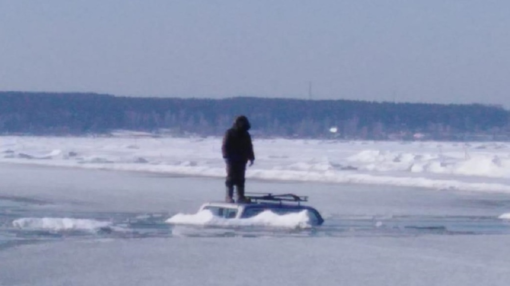 Водитель провалился под лёд вместе с машиной в Новосибирской области