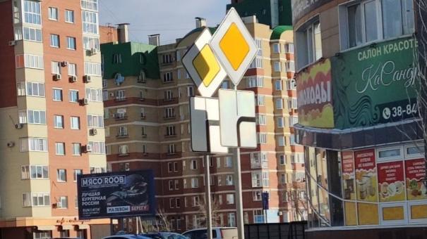 В Омске на улицах лежат ковры, а теперь кто-то установил попарно одинаковые дорожные знаки по всему городу