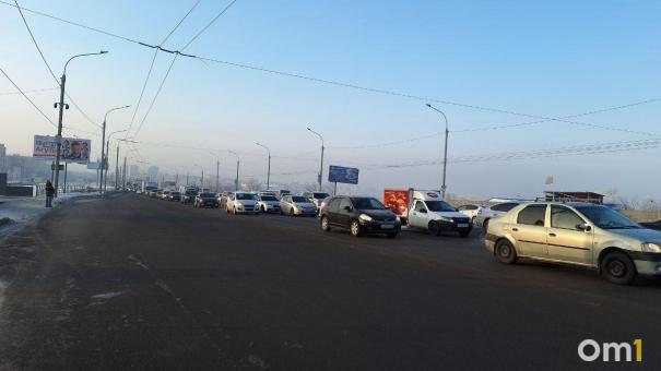 Пробки на мосту у Телецентра собираются даже в выходные