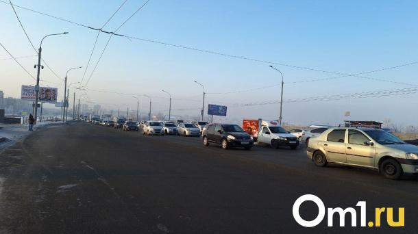 Пробки на мосту у Телецентра собираются даже в выходные