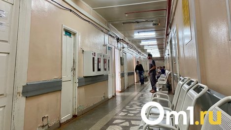 В Омске администратор типографии получил тяжёлую травму на работе