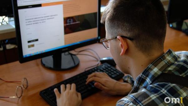 Большинство омичей используют локальные шутки и мемы на работе