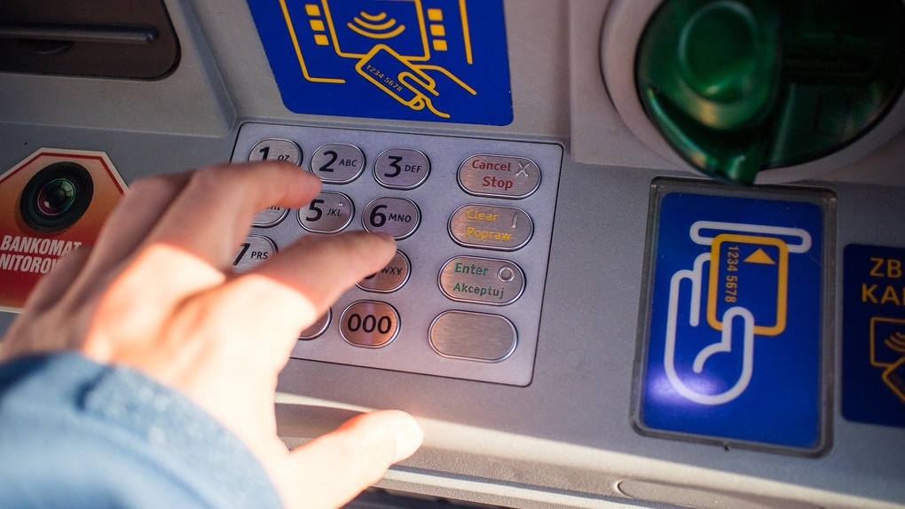 В Новосибирске неизвестный вынес из банкомата более трёх миллионов рублей