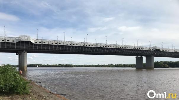 В Омске закрыли заезд на метромост с улицы 70 лет Октября