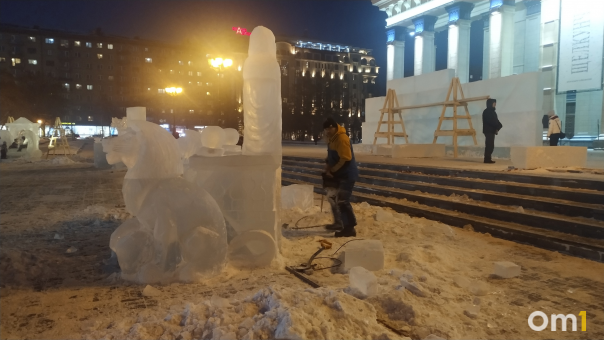 На площади Ленина в Новосибирске к Новому году начали вырезать ледяные скульптуры
