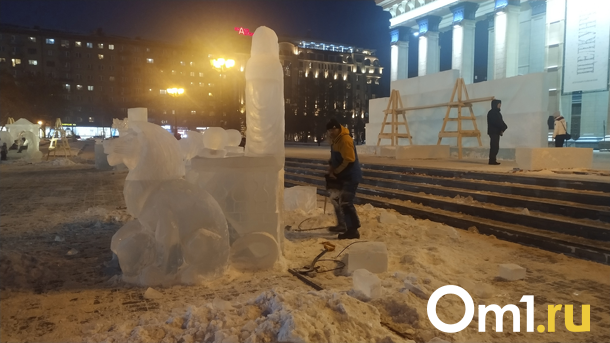 На площади Ленина в Новосибирске к Новому году начали вырезать ледяные скульптуры