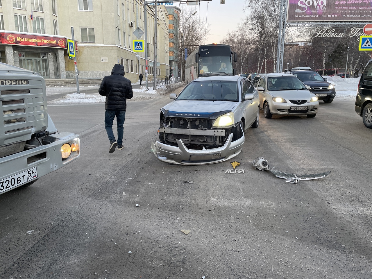 Осколки стекла на асфальте: автобус с 28 школьниками попал в ДТП в центре  Новосибирска | 23.12.2021 | Омск - БезФормата