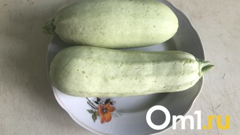 Девушка оставила несколько кабачков в качестве «подарка» на припаркованных авто в Новосибирске