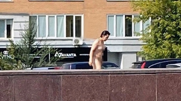«Травмировала психику!» Голая женщина искупалась в фонтане у ГПНТБ в Новосибирске. ФОТО