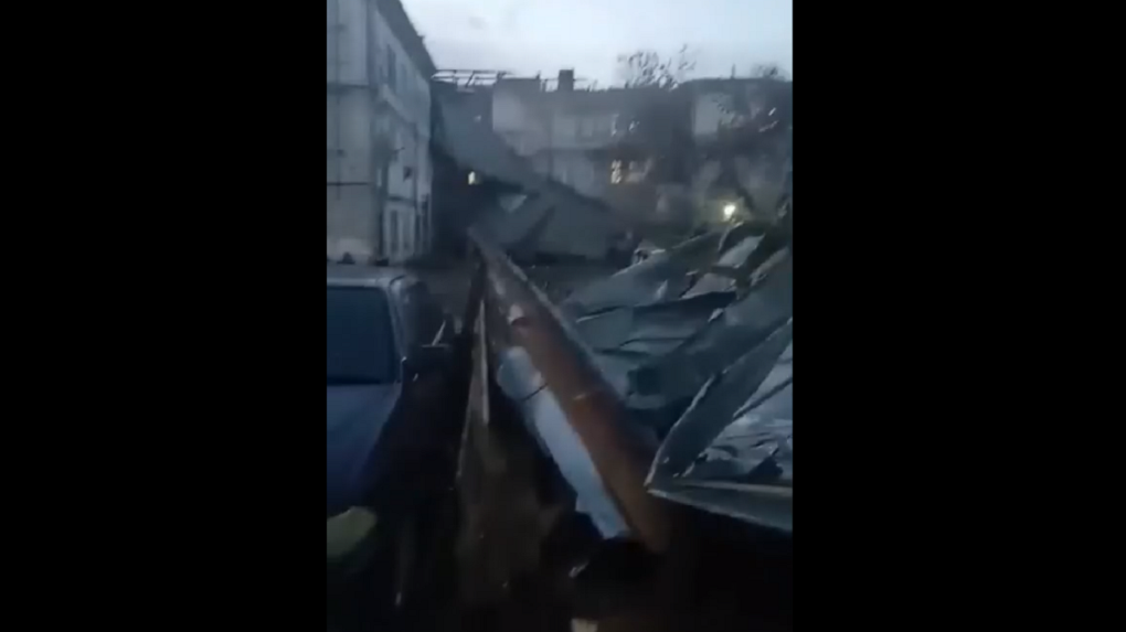 Сильный ветер сорвал крышу общежития на улице Восточный посёлок в Новосибирске. ВИДЕО