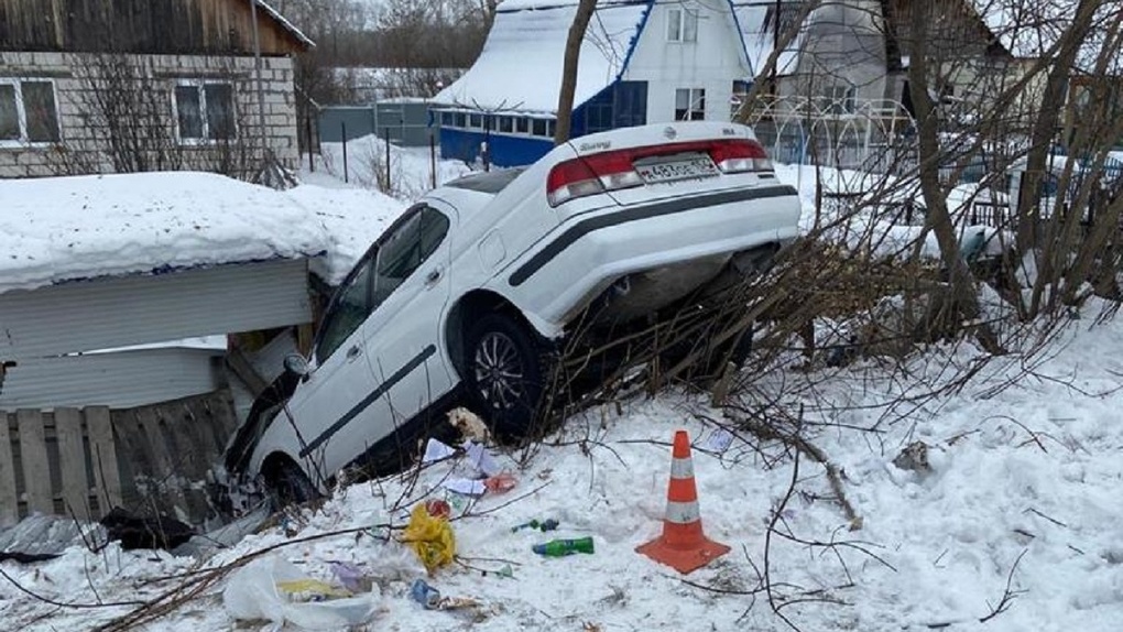 Пыталась выпрыгнуть из машины и погибла: девушка скончалась в ДТП по дороге к кладбищу под Новосибирском