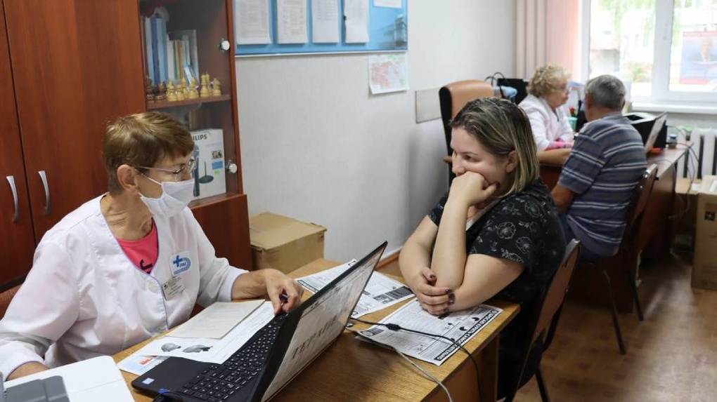 Без очередей: сотни омичей посетили врачей в передвижном Центре здоровья, который работает при поддержке «Единой России»