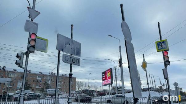 Из-за непогоды в Омске светофоры покрылись снегом и стали бесполезны