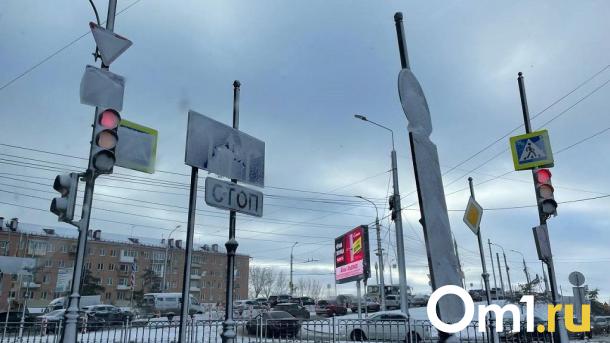Из-за непогоды в Омске светофоры покрылись снегом и стали бесполезны