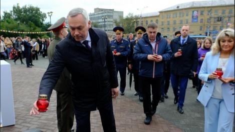 Губернатор Андрей Травников вместе с сотнями новосибирцев почтил память жертв террористического акта в Беслане