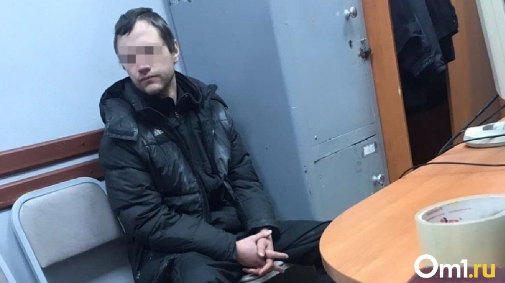В Омске задержали подозреваемого в нападении на женщину в подъезде