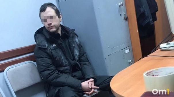 В Омске задержали подозреваемого в нападении на женщину в подъезде