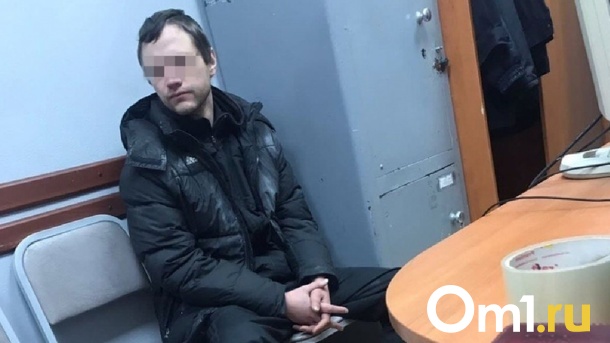 В Омске задержали подозреваемого в нападении на женщину в подъезде