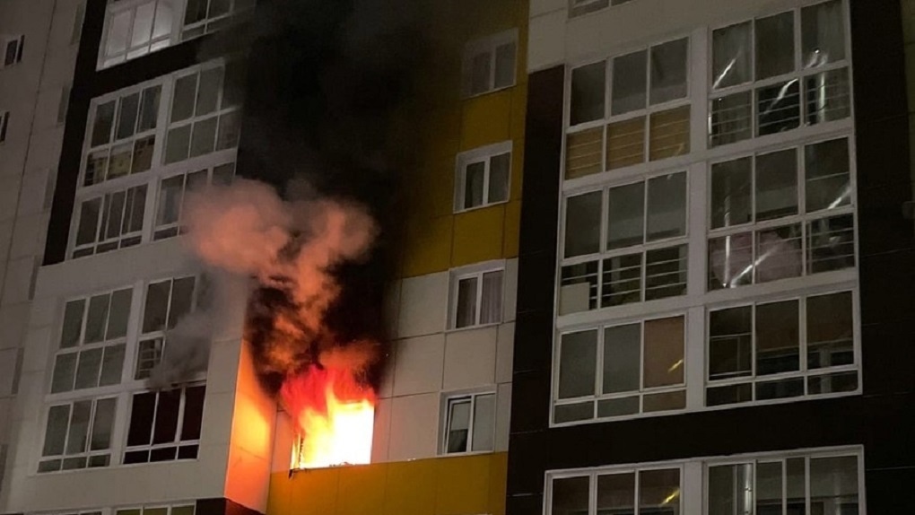 Пожар вместо завтрака. В Новосибирске загорелась квартира в многоэтажном доме. ФОТО, ВИДЕО