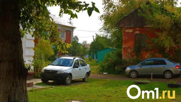 Стало известно, как омичей будут штрафовать за парковку на газонах