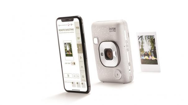 Новая эра Instax*. Омичам показали гибридный гаджет, умеющий распечатывать и озвучивать фотографии