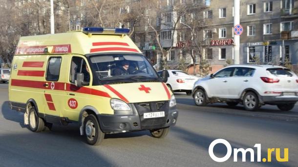 Омич в машине скорой помощи пришёл в сознание и начал угрожать врачам