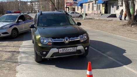 Доставлен в больницу: в Омске ребёнок попал под колёса автомобиля