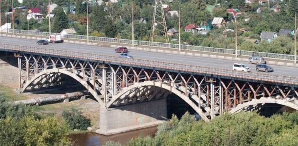 Полиция не подтвердила, что с «Горбатого» моста в Омске пыталась сброситься девушка