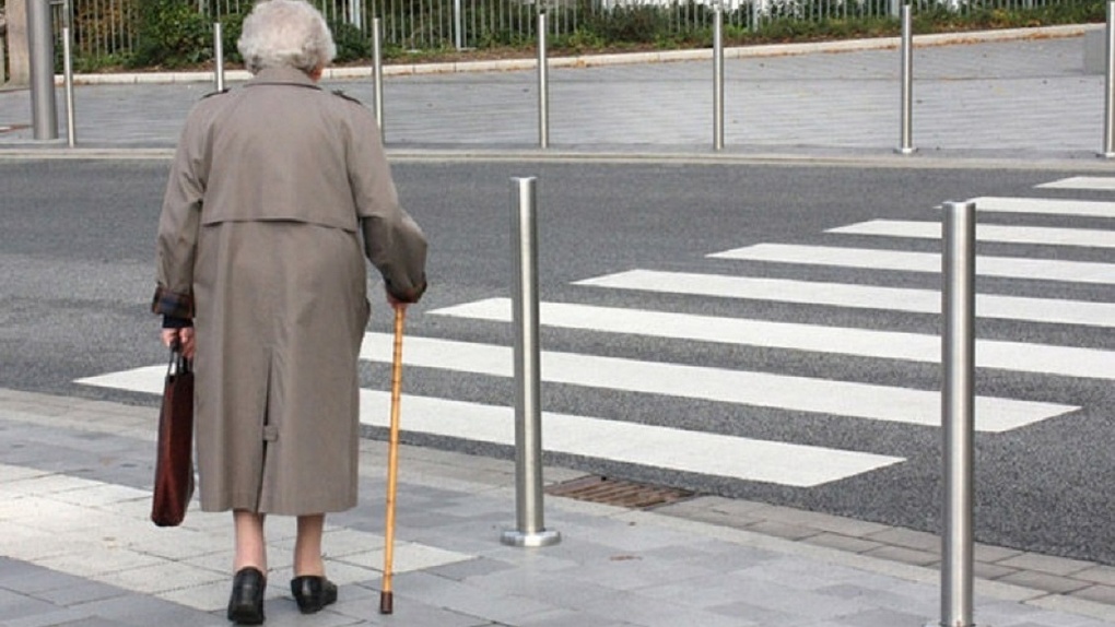В Омске страховая компания не хотела платить за лечение пенсионерки, которую сбила машина