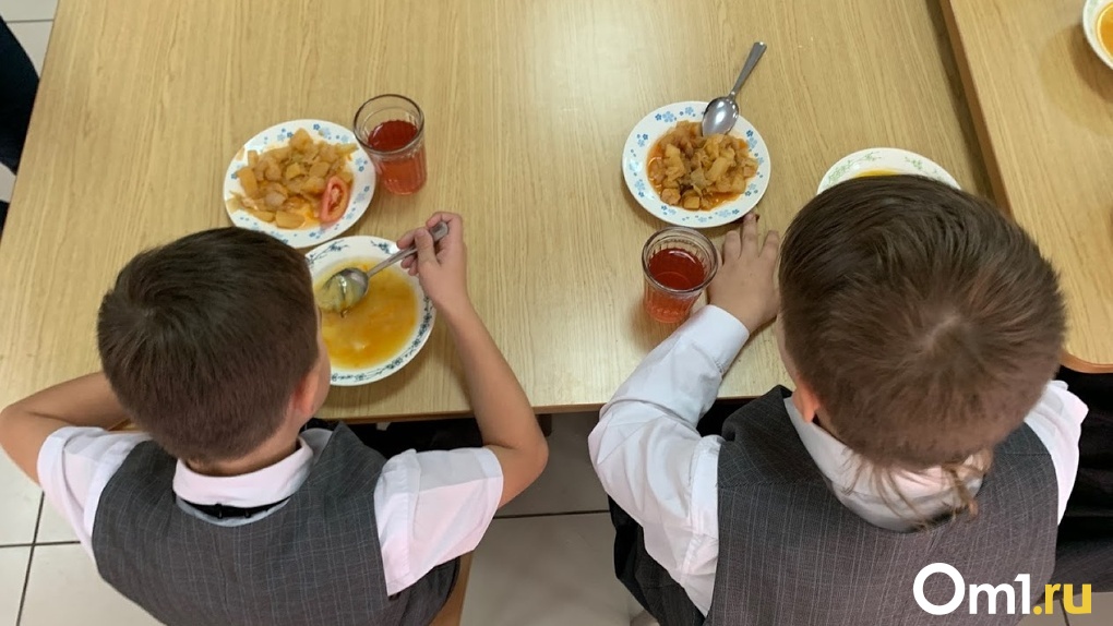 Роспотребнадзор проверит, чем кормят омских школьников