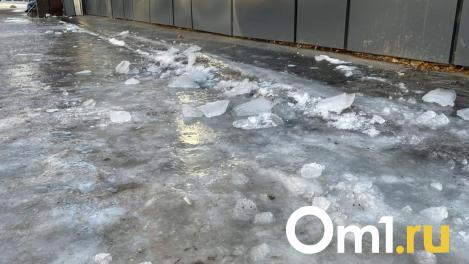 В Омске в последний день ноября обледенели дороги и тротуары