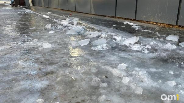 В Омске в последний день ноября обледенели дороги и тротуары