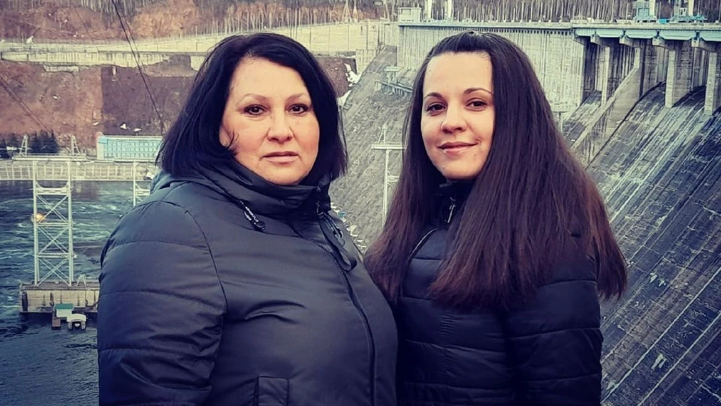 «Бабушка бросила её ребёнком в аэропорту»: жительница Красноярска ищет родную мать в Новосибирске