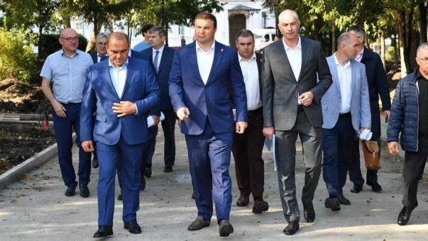 Губернатор Хоценко проверил ход работ в сквере имени Борцов Революции