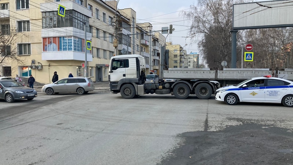 Водитель сидел за рулём и плакал: длинномер насмерть сбил пенсионерку в Новосибирске