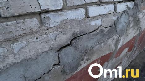 В Омске не хотели расселять дом, который может рухнуть в любой момент