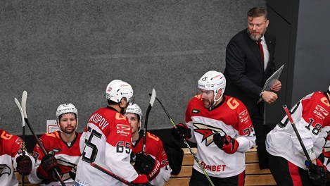 «Тяжело доставать эмоции»: Рябыкин высказался, как хоккеисты «Авангарда» переносят длинную выездную серию