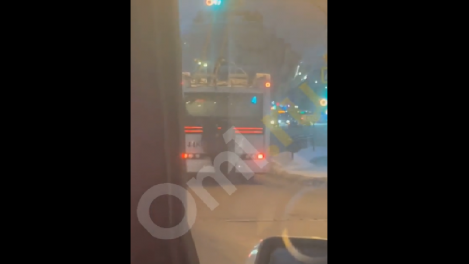 В Омске двое подростков прокатились по центру города сзади троллейбуса