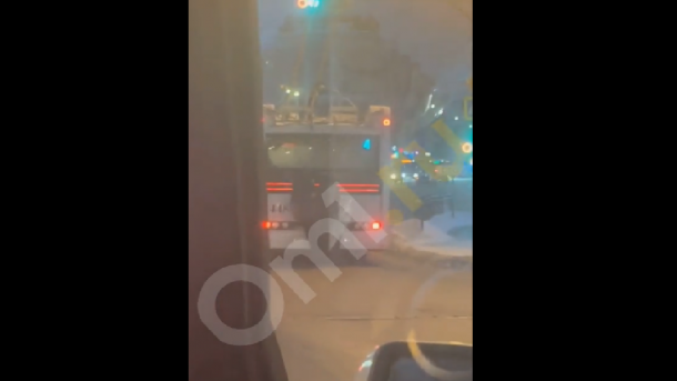 В Омске двое подростков прокатились по центру города сзади троллейбуса