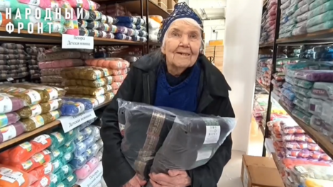 90-летняя баба Тома из Новосибирска каждый день вяжет по шапке для бойцов СВО