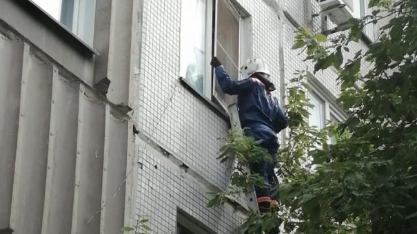 В Новосибирске спасатели нашли тела двух мужчин в закрытых квартирах