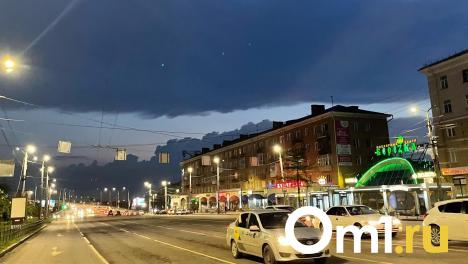 В центре Омска неизвестный выстрелил в машину из «пневмата»