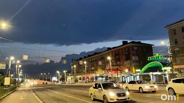 В центре Омска неизвестный выстрелил в машину из «пневмата»