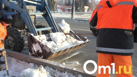 Омские дорожники борются со снегопадом в центре и у окраин города
