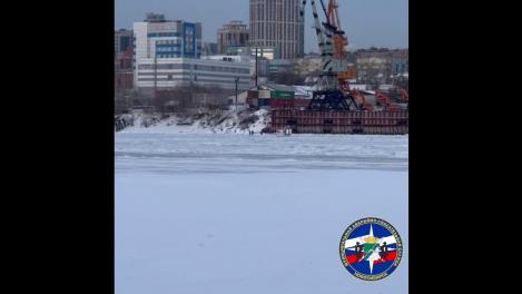 Трое детей вышли на середину Оби вблизи промоины — их забрали спасатели