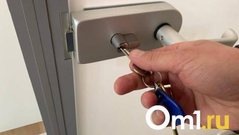 Двое новосибирцев нелегально прописали в квартирах 29 мигрантов